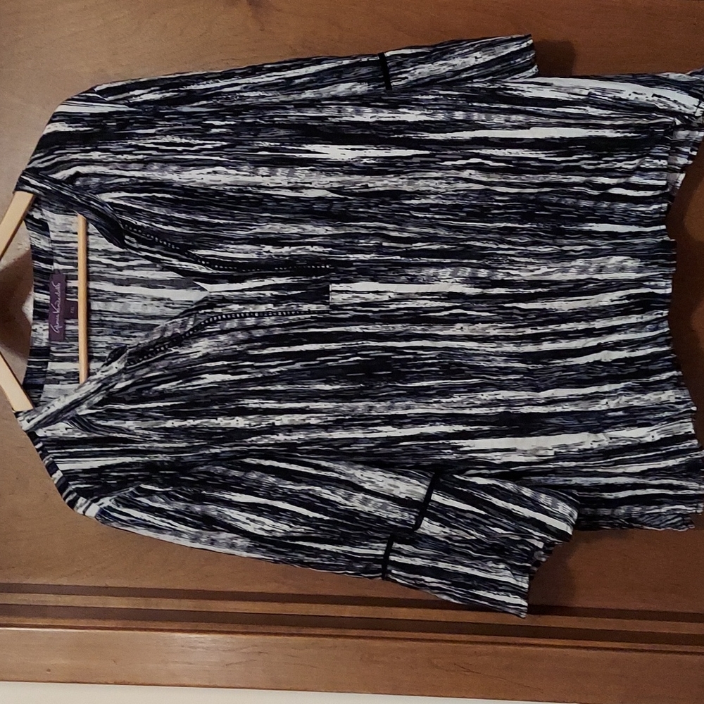 Gloria Vanderbilt Black and White Tunic Top